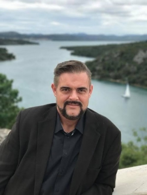 FEHÉRGYARMATON ROBBANNAK A HUMORBOMBÁK | OroszGyuri.hu