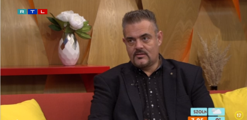 Nem mertek nevetni a humorista politikai viccén, mert a közönség soraiban ült egy helyi előkelőség | OroszGyuri.hu